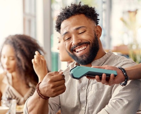 saiba quando pagar no crédito e no débito